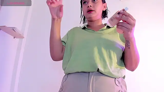 Gabrielaa Miller  online show from 11/20/25, 07:47