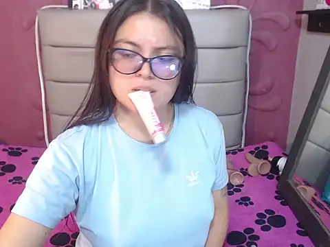 Snapshot of Cailing_Zu chatting on 10/07/25, 07:15 Cailing Zu online show from 10/07/25, 07:15