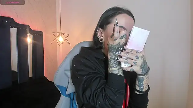 Zami Escobar of online show from 09/30/25, 07:20