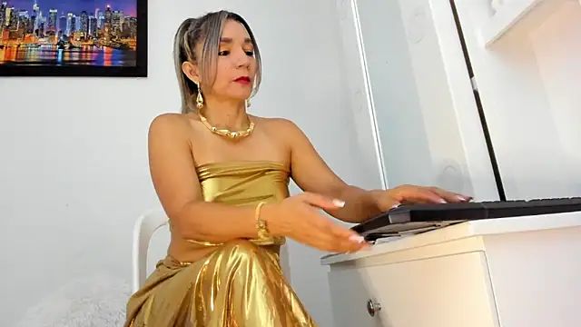 Snapshot of Ms_lunaRose chatting on 06/14/26, 05:25 Ms lunaRose online show from 06/14/26, 05:25