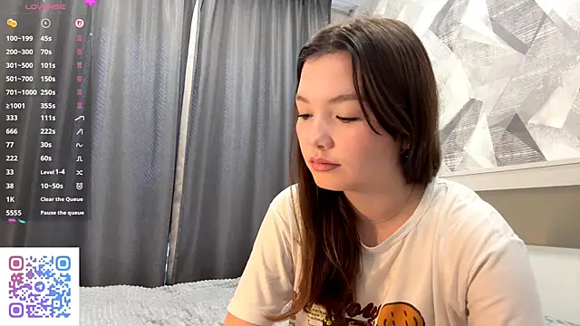 Snapshot of KiraVelvet chatting on 10/28/25, 08:13 KiraVelvet online show from 10/28/25, 08:13