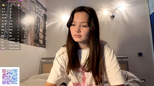 Snapshot of KiraVelvet chatting on 09/20/25, 06:29 KiraVelvet online show from 09/20/25, 06:29