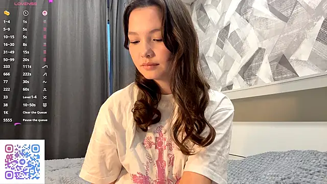 Snapshot of KiraVelvet chatting on 10/21/25, 02:05 KiraVelvet online show from 10/21/25, 02:05