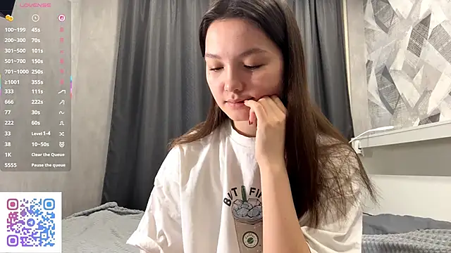 Snapshot of KiraVelvet chatting on 11/16/25, 12:43 KiraVelvet online show from 11/16/25, 12:43