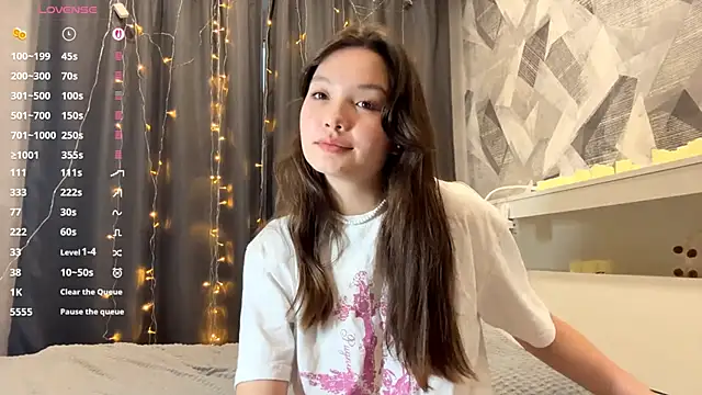 Snapshot of KiraVelvet chatting on 12/02/25, 09:44 KiraVelvet online show from 12/02/25, 09:44