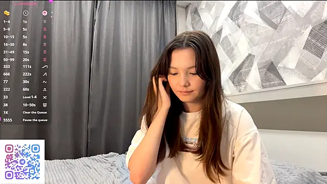 Snapshot of KiraVelvet chatting on 10/24/25, 07:24 KiraVelvet online show from 10/24/25, 07:24