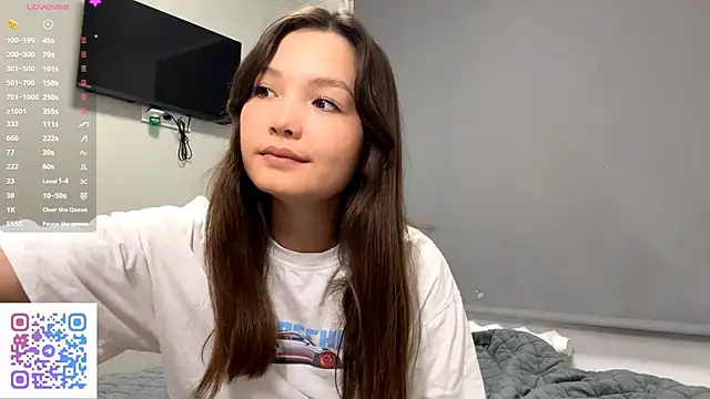 Snapshot of KiraVelvet chatting on 10/04/25, 02:18 KiraVelvet online show from 10/04/25, 02:18