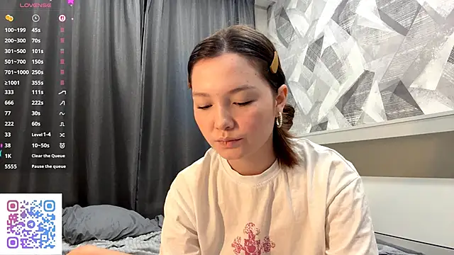 Snapshot of KiraVelvet chatting on 10/26/25, 04:18 KiraVelvet online show from 10/26/25, 04:18