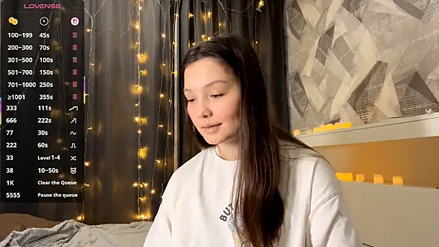 Snapshot of KiraVelvet chatting on 11/26/25, 04:18 KiraVelvet online show from 11/26/25, 04:18