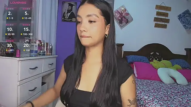 mia yireth online show from 11/22/25, 12:43