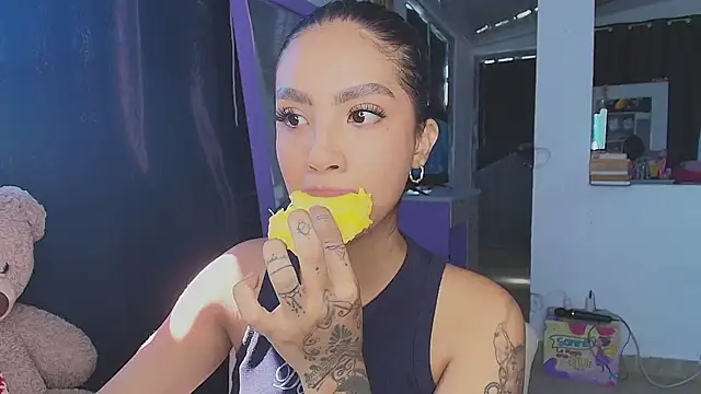 mia yireth online show from 11/07/25, 02:32