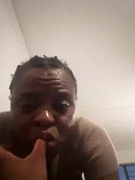 Snapshot of Angel_Kitty96 chatting on 11/16/25, 05:06 Angel Kitty96 online show from 11/16/25, 05:06