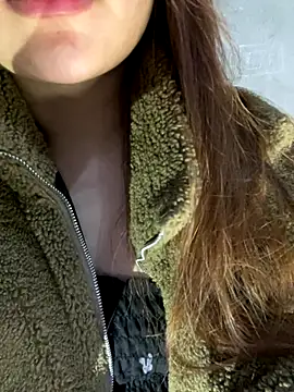 Snapshot of Hinne07 chatting on 11/04/25, 03:49 Hinne07 online show from 11/04/25, 03:49