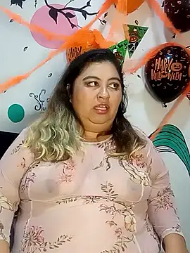 Snapshot of curvy_diva_ chatting on 10/28/25, 01:21 curvy diva online show from 10/28/25, 01:21