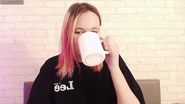 Snapshot of Ericha_Stone chatting on 02/14/26, 02:23 Ericha Stone online show from 02/14/26, 02:23