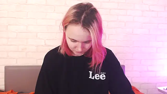 Snapshot of Ericha_Stone chatting on 12/23/25, 08:02 Ericha Stone online show from 12/23/25, 08:02