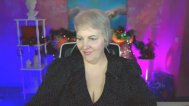 Snapshot of MaryMogan chatting on 12/19/25, 02:08 MaryMogan online show from 12/19/25, 02:08
