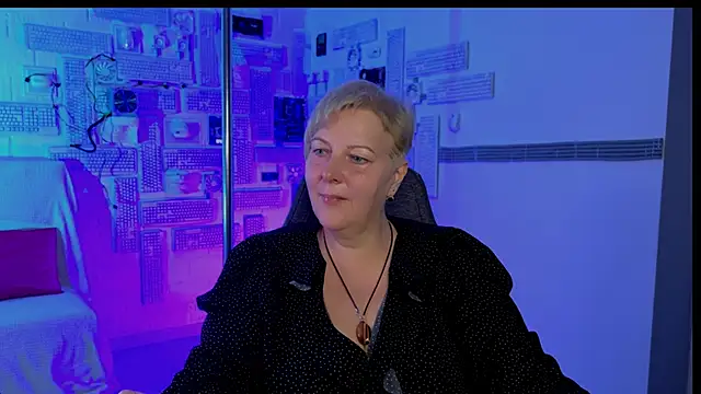 Snapshot of MaryMogan chatting on 10/03/25, 09:00 MaryMogan online show from 10/03/25, 09:00