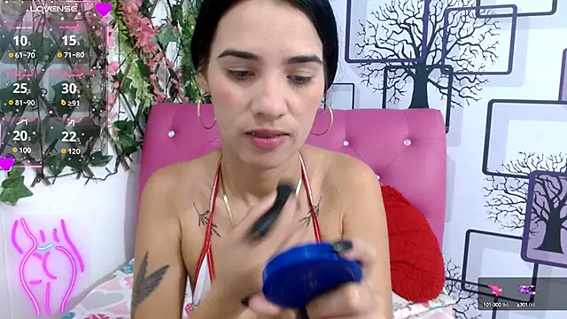 Snapshot of vanesa19_ chatting on 10/17/25, 01:35 vanesa19 online show from 10/17/25, 01:35