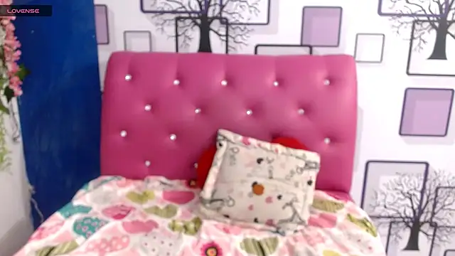 Snapshot of vanesa19_ chatting on 10/27/25, 04:52 vanesa19 online show from 10/27/25, 04:52