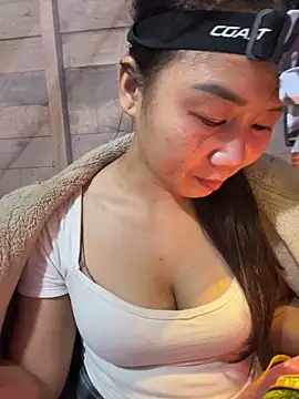 Snapshot of Binjt chatting on 12/19/25, 12:07 Binjt online show from 12/19/25, 12:07