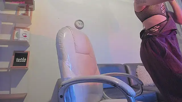 Snapshot of Angeel_of_lust chatting on 10/27/25, 04:46 Angeel of lust online show from 10/27/25, 04:46