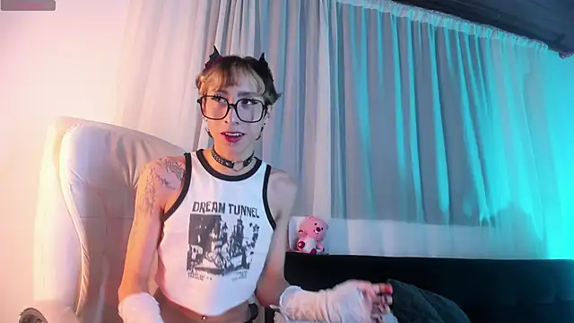 Snapshot of Angeel_of_lust chatting on 09/17/25, 04:25 Angeel of lust online show from 09/17/25, 04:25