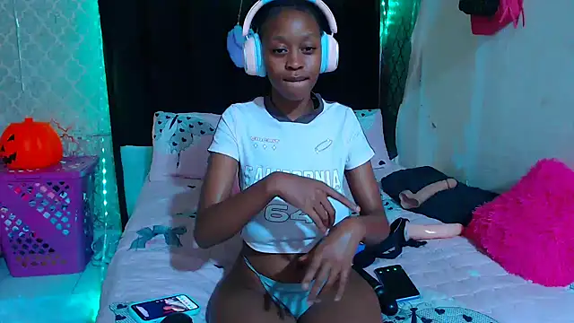 SexyPetitex25 online show from 11/08/25, 12:25