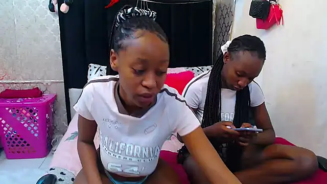 SexyPetitex25 online show from 11/07/25, 12:21