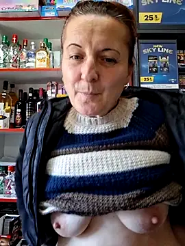 Snapshot of Fluturas2 chatting on 10/25/25, 10:47 Fluturas2 online show from 10/25/25, 10:47