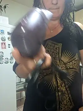 Snapshot of Fluturas2 chatting on 10/18/25, 05:37 Fluturas2 online show from 10/18/25, 05:37