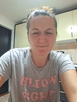 Snapshot of Fluturas2 chatting on 10/19/25, 05:48 Fluturas2 online show from 10/19/25, 05:48