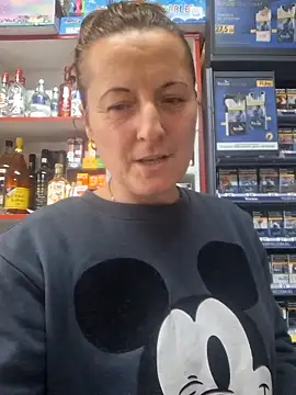 Snapshot of Fluturas2 chatting on 10/01/25, 01:15 Fluturas2 online show from 10/01/25, 01:15