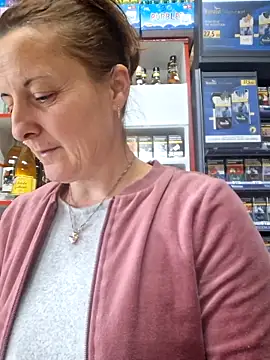 Snapshot of Fluturas2 chatting on 10/06/25, 10:16 Fluturas2 online show from 10/06/25, 10:16