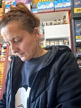 Snapshot of Fluturas2 chatting on 10/20/25, 08:59 Fluturas2 online show from 10/20/25, 08:59