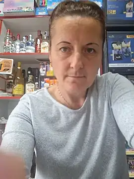 Snapshot of Fluturas2 chatting on 09/29/25, 12:44 Fluturas2 online show from 09/29/25, 12:44