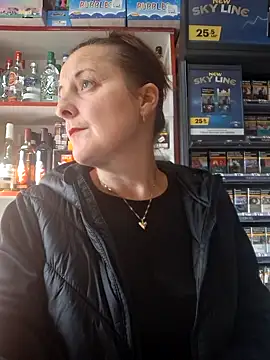 Snapshot of Fluturas2 chatting on 10/15/25, 01:41 Fluturas2 online show from 10/15/25, 01:41