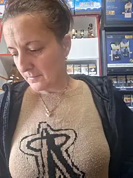 Snapshot of Fluturas2 chatting on 10/05/25, 06:04 Fluturas2 online show from 10/05/25, 06:04