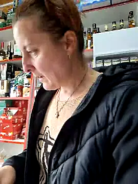 Snapshot of Fluturas2 chatting on 10/29/25, 01:43 Fluturas2 online show from 10/29/25, 01:43