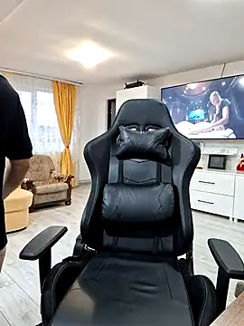 Snapshot of Fluturas2 chatting on 12/01/25, 01:23 Fluturas2 online show from 12/01/25, 01:23