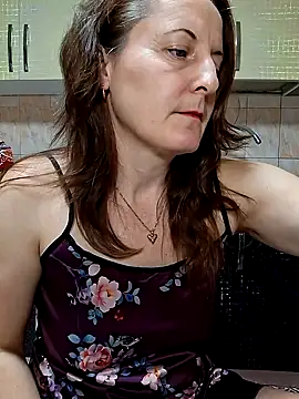 Snapshot of Fluturas2 chatting on 11/18/25, 10:13 Fluturas2 online show from 11/18/25, 10:13