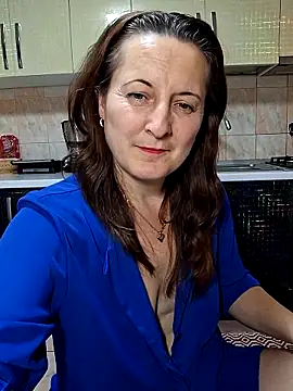 Snapshot of Fluturas2 chatting on 11/15/25, 09:19 Fluturas2 online show from 11/15/25, 09:19