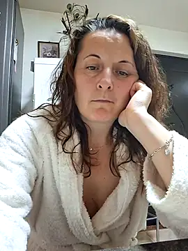 Snapshot of Fluturas2 chatting on 12/14/25, 08:47 Fluturas2 online show from 12/14/25, 08:47