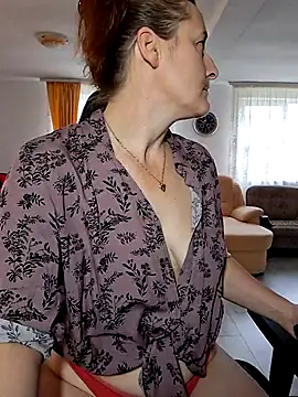 Snapshot of Fluturas2 chatting on 11/27/25, 08:04 Fluturas2 online show from 11/27/25, 08:04