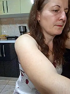 Snapshot of Fluturas2 chatting on 11/17/25, 09:19 Fluturas2 online show from 11/17/25, 09:19