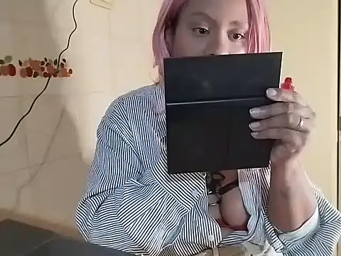 Snapshot of queencinnamon chatting on 11/09/25, 07:01 queencinnamon online show from 11/09/25, 07:01