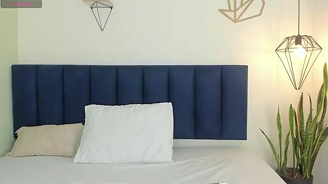 sophieturner mg online show from 12/20/25, 07:06