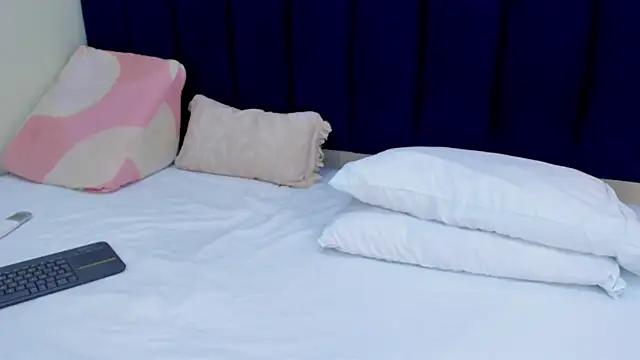 sophieturner mg online show from 03/28/26, 07:15