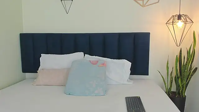 sophieturner mg online show from 11/29/25, 07:25