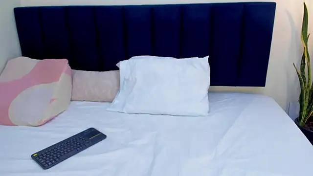 sophieturner mg online show from 04/13/26, 07:07